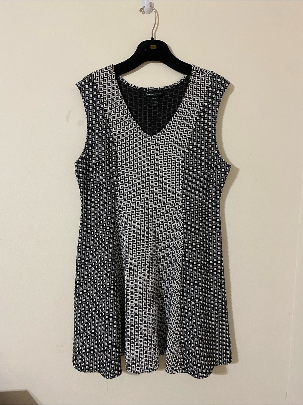 Lane Bryant Black and White Patterned V‑Neck Fit & Flare Dress Size 18/20 - Picture 3 of 8